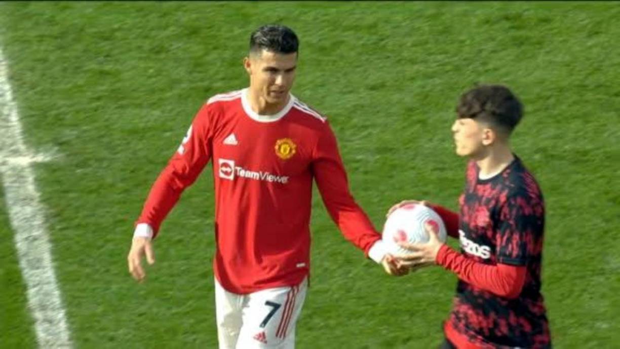 CR7 le regaló la pelota de su triplete al joven argentino que fue convocado por primera vez al primer equipo del Manchester United. Estuvo en el banco de suplentes.