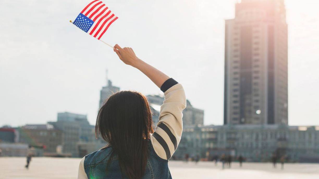 Pero “con un penal” de último minuto en un partido de fútbol decisivo, se quedaron fuera.Esa reforma migratoria que se conoce como<a rel="nofollow" href="https://www.uscis.gov/es/humanitarian/refugiados-y-asilo/asilo/preguntas-y-respuestas-tipos-de-decisiones-sobre-ley-de-ajuste-nicaraguense-y-ayuda-a-centro-america"> <u>Nacara</a> </u>(Ley de Ajuste Nicaragüense y Alivio Centroamericano) fue aprobado por el Congreso de EE UU en 1997, por lo que ciertos inmigrantes de Nicaragua, Guatemala, Cuba, El Salvador y la antigua Unión Soviética obtuvieron alivio a sus deportaciones y algo mejor, la añorada “green card”.