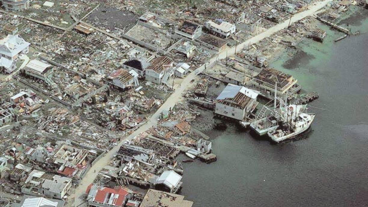 La población en Guanaja vive en dos lugares. El superpoblado Cayo Bonacca que es el epicentro de la vida cotidiana y que aloja todo: viviendas, la alcaldía, iglesias, algunos hoteles. Es super pequeño y aún así es funcional para los guanajeños. El resto vive en la isla grande, que así lució tras el Mitch. 