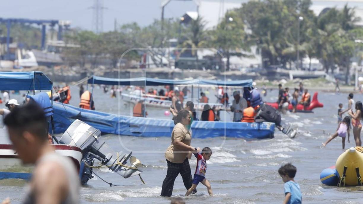 Hondureños aprovechan altas temperaturas para veranear en playas de Omoa y Puerto Cortés