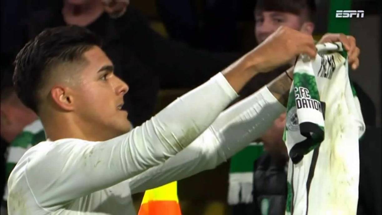 Luis Palma emuló a Lionel Messi con su celebración mostrando la camiseta a los aficionados en el Celtic Park.