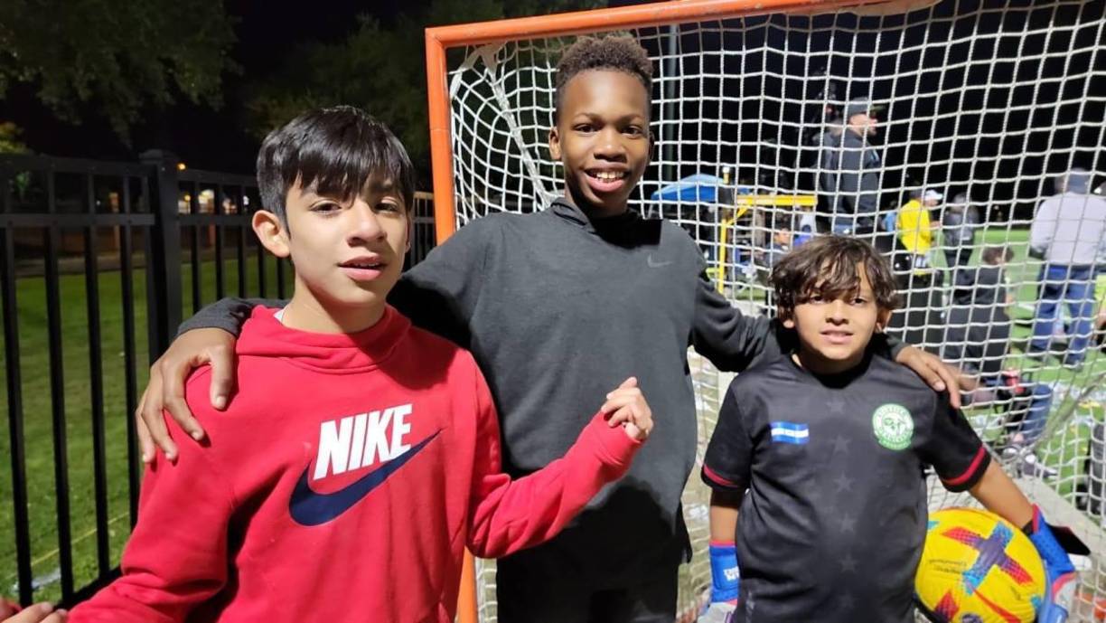 Además, Keyban Figueroa, hijo de Maynor Figueroa, aprovechó para jugar con sus amigos mientras su padre competía en el torneo.