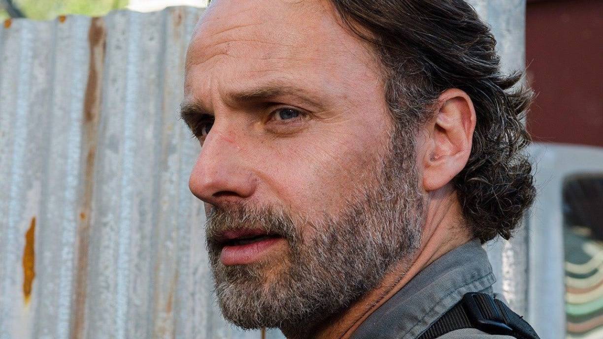  Para la última temporada, Andrew Lincoln interpretó nuevamente a Rick Grimes, el papel que lo acompañó desde el inicio de la serie. Como ya sabemos, Lincoln dejó la producción en la novena entrega, luego de que su personaje Grimes se sacrificó al hacer estallar a una manada de zombis.