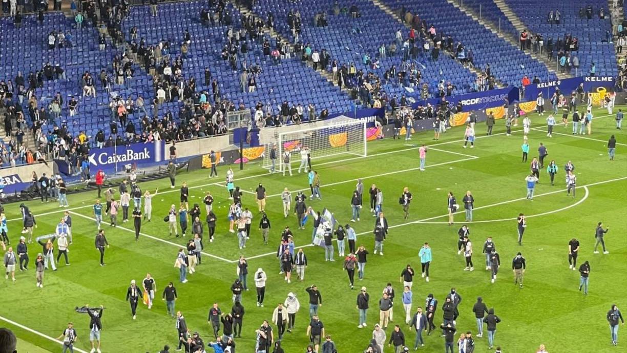 Los ultras del Espanyol se metieron al campo y provocaron que los jugadores del Barcelona ya no celebraran el título. 