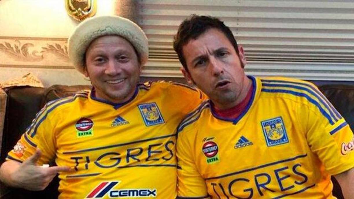 Al alcanzar un éxito rotundo como actor, Adam Sandler logró fundar su propia productora Happy Madison Productions, dándose la libertad de incluir en sus películas a sus más grandes grandes amigos, entre ellos Rob Schneider, pero este no fue el único de los amigos que comenzaron a salir en las cintas de Sandler.