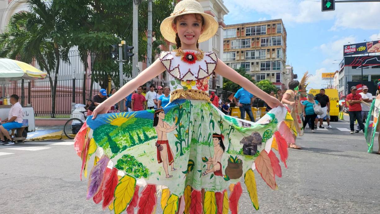 Monserrath Aguirre, con un hermoso vestido, del Latin American School de San Pedro Sula. 