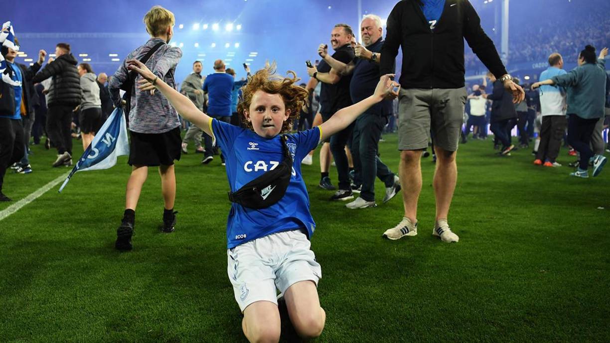 Los aficionados del Everton se metieron al campo para celebrar la salvación del descenso.