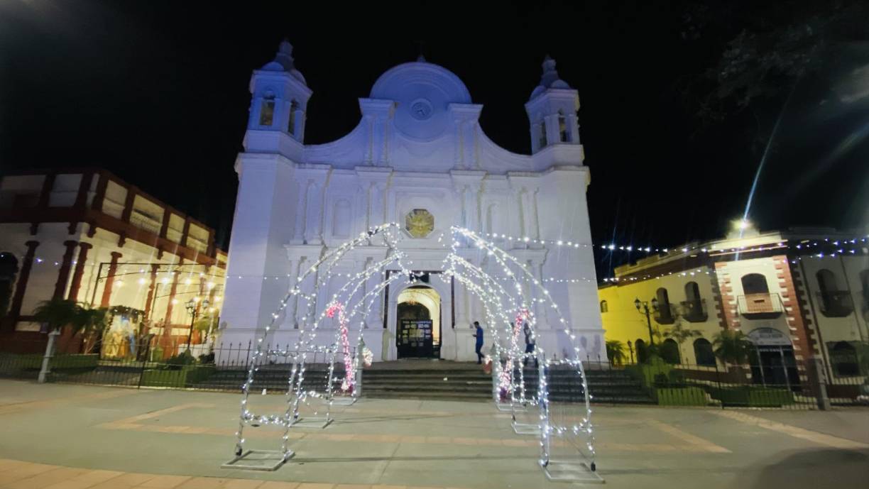 La iglesia catedral luce iluminada con el resplandor de las decoraciones navideñas que instaló la alcaldía municipal en las principales plazas públicas de Santa Rosa de Copán.