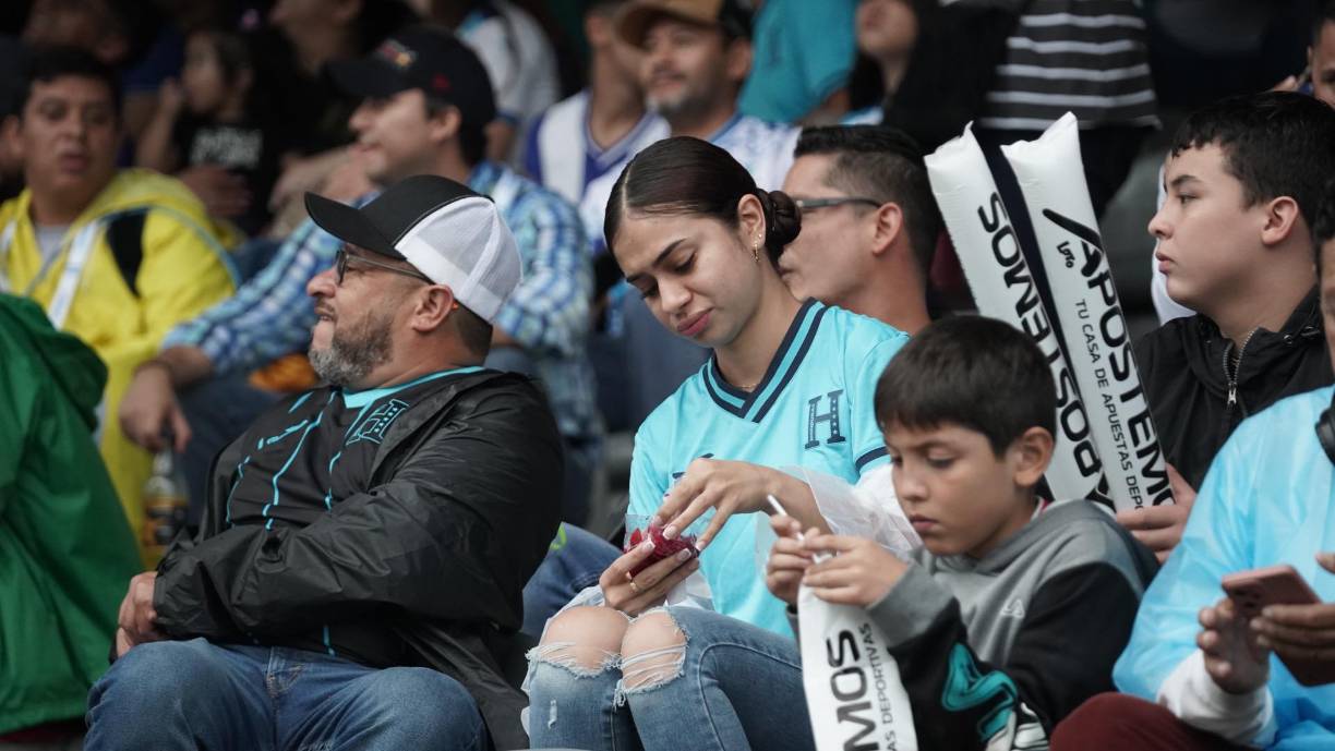 Esta chica hondureña disfrutó de las tradicionales tajadas con repollo en el recinto sampedrano. 