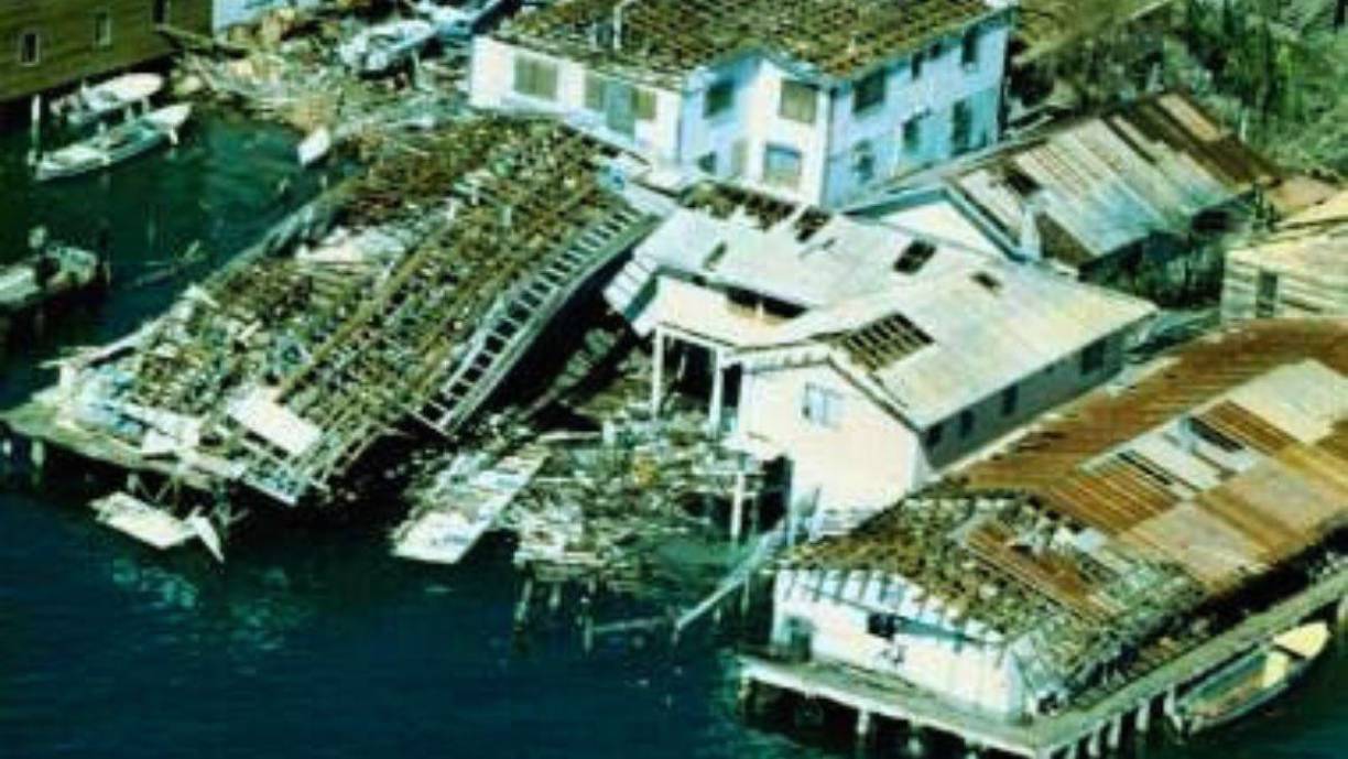La destrucción de Guanaja no tiene precedentes en la isla más lejana Islas de la Bahía. Antes a ella se llegaba solo por avión y en aquel entonces, hasta la pista fue arrasada. Hoy 26 años después los miedos reviven con el anuncio de una tormenta que se podría quedar estacionada ahí hasta por 11 horas. Casi como sucedió con Mitch, con la diferencia que él llegó como huracán categoría 5.
