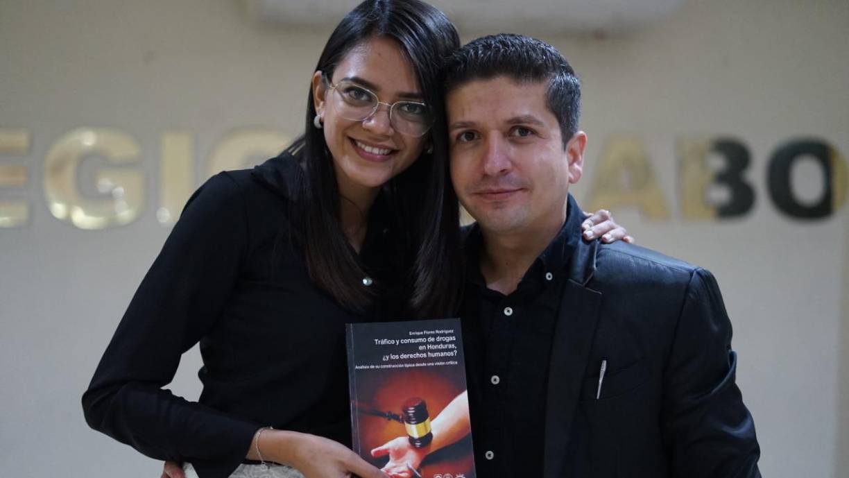 El autor Enrique Flores y su prometida, la abogada Sheylla Sanchez