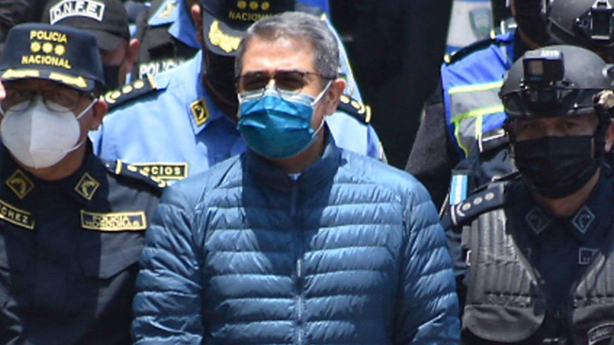 Según explicó Colón, en la cárcel hay integrantes la peligrosa mara que amenazaron al expresidente Hernández.