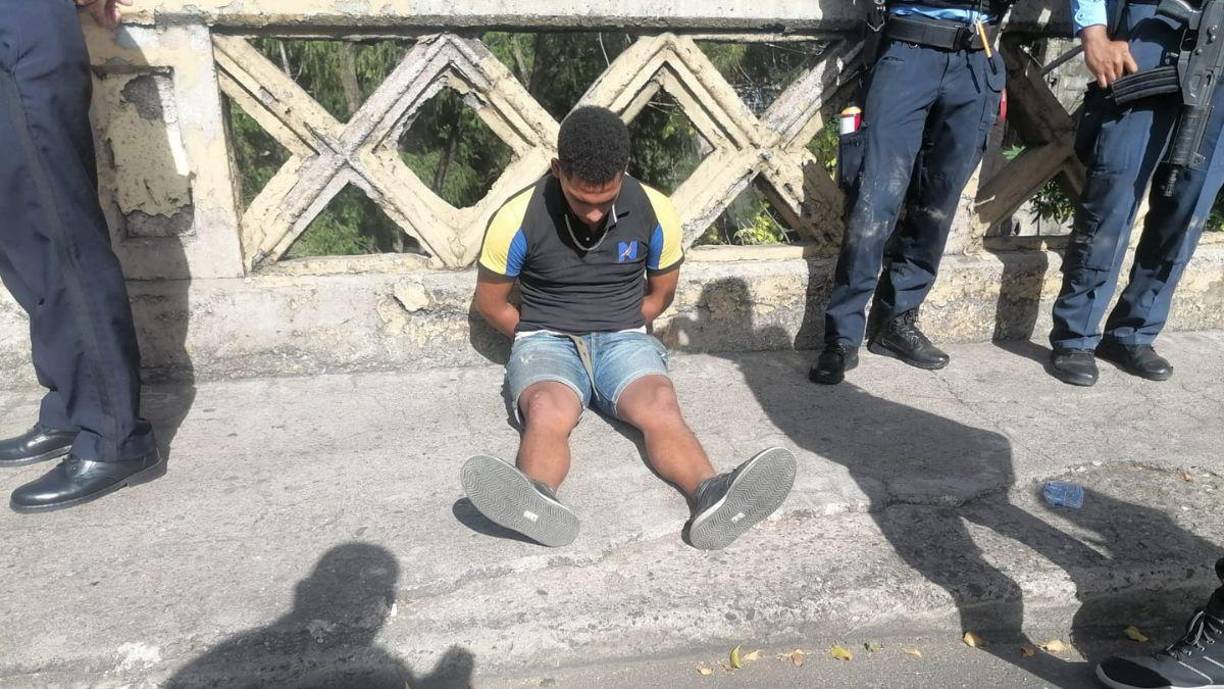 En la misma escena, agentes de la Dirección Nacional Policial Antidrogas (DNPA) comenzaron a contabilizar los paquetes: 50 en total.