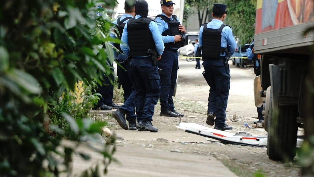 Al percatarse del ataque con el que pretendían acabar con su vida, el conductor de la unidad de la empresa Etramevas, que cubre la ruta entre esa colonia, el centro de la ciudad y la Gran Central Metropolitana, intentó huir, pero, herido y desorientado, chocó contra un camión repartidor de producto que estaba estacionado en ese pasaje. 