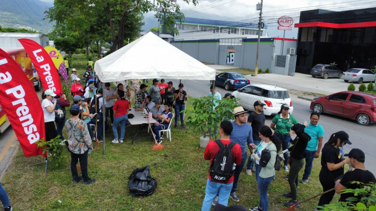 Más de <b>200 voluntarios</b> se sumaron a la jornada de limpieza de hoy. Se encuentran colaborando <b>estudiantes de diferentes carreras de Ceutec</b> y <b>cuadrillas municipales</b>.