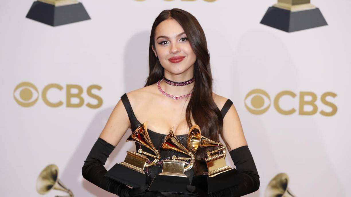 El año pasado, Olivia Rodrigo ganó el premio a “Mejor interpretación pop solista” con su canción “Drivers License”. Este tema acumuló más de 1.100 millones de escuchas en Spotify. 