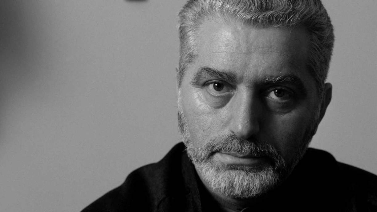 El icónico diseñador español Paco Rabanne murió a los 88 años el 3 de febrero. El español, cuyo nombre de nacimiento es Francisco Rabaneda Cuervo, fundó una casa de moda con su nombre en 1966, con la cual alcanzó la fama, recibió elogios y protagonizó controversias por sus creaciones.