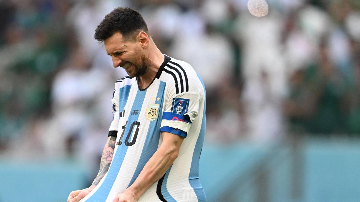 El periodista Gonzalo Cardozo señaló que Lionel Messi y el resto de sus compañeros supieron de lo que hizo el Papu Gómez contra Lo Celso luego de la victoria ante Países Bajos en los Cuartos de Final, por lo que todos decidieron cortar toda relación con él, al grado de que se dice que ya está vetado y es nula la interacción con el jugador del Sevilla.