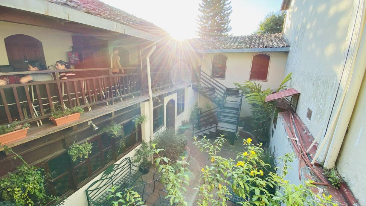 La Casa de la Cultura fue el primer centro de educación del occidente de Honduras, que funcionó desde 1874. Hoy, sus jardines y salones continúan siendo espacios de formación artística y cultural.