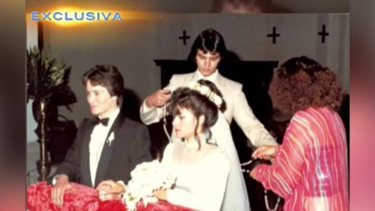 Y aunque ella no aceptó a la primera propuesta terminó cayendo en las redes del actor. 'Le dije 'no, ni nos conocemos', pero yo a los 8 meses le dije '¿sigue tu propuesta de casarnos?'. dijo la esposa del actor.<br/>