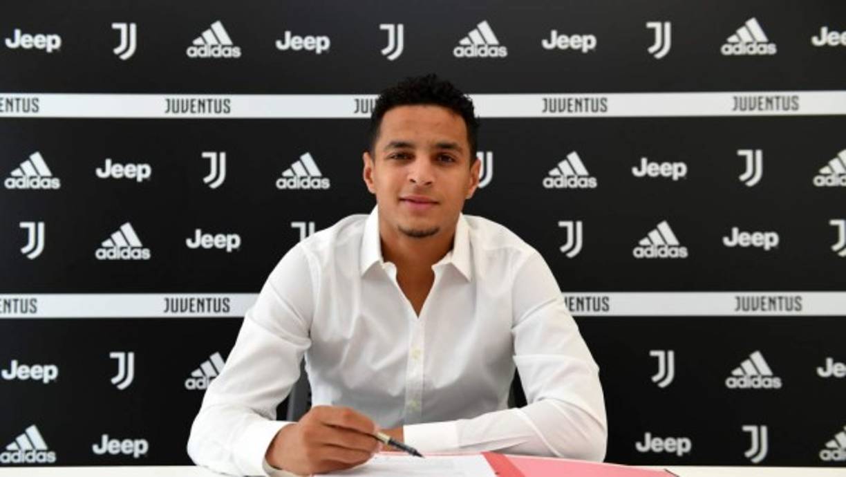 Juventus hizo oficial el fichaje de Mohamed Ihattaren, joven promesa del fútbol neerlandés que aterriza en Turín procedente del PSV. El talentoso centrocampista de 19 años ya ha firmado su nuevo contrato hasta junio de 2025. Foto Twitter Juventus.
