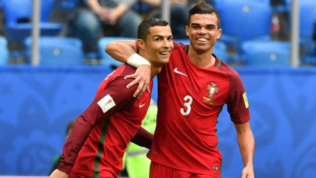 Sorpresa. El defensor Pepe ha invitado a Cristiano Ronaldo para que se una al Besiktas de Turquía, equipo en donde milita el zaguero. 'Por supuesto que me gustaría que Cristiano venga aquí', le dice Pepe a CNN Sport, destacándolo como un jugador 'más completo' que Lionel Messi del Barcelona.
