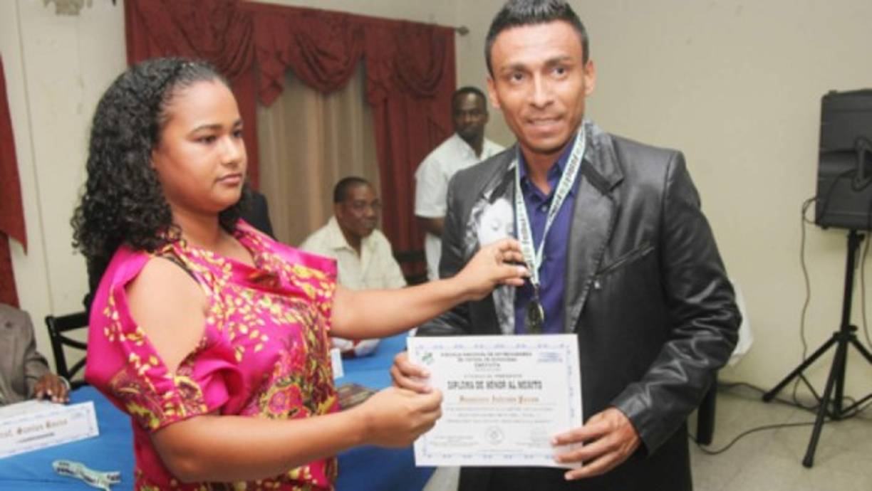 Francisco Pavon volante del club vida, en el estadio CeibeÃ±o de la Jornada 6 del Clausura 2011-12