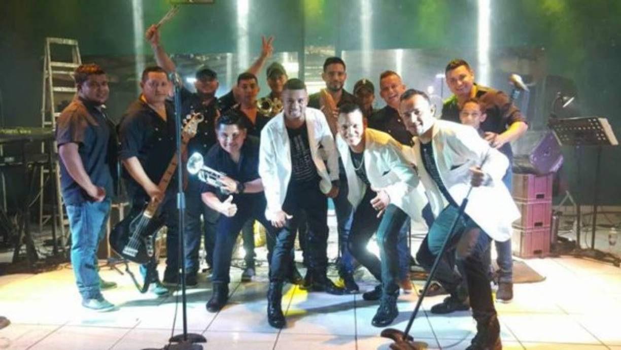Orquesta Delicias está integrado por 16 personas. Ellos le darán una fiesta de principio a fin cantando grandes éxitos de géneros como cumbia, punta, salsa, merengue, y bachata.