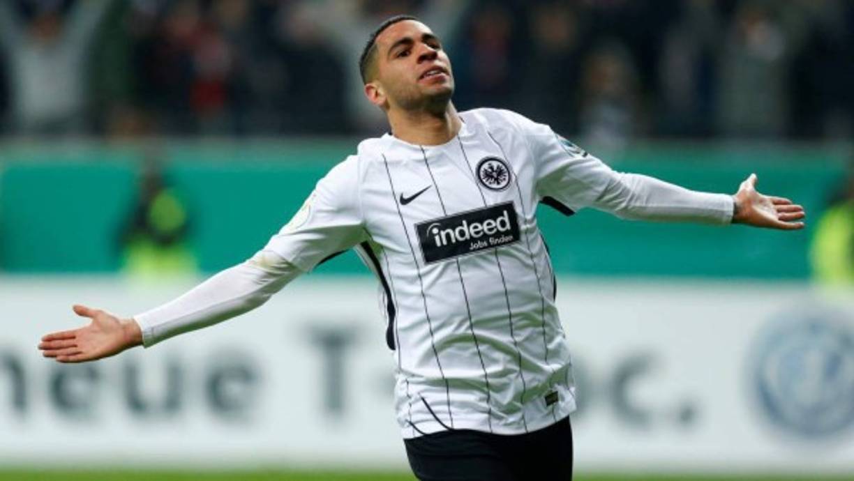 Entre el enorme abanico de jugadores sobre los que el Real Madrid tiene control de una u otra manera, uno de los que más destaca es Omar Mascarell. El centrocampista español del Eintracht de Frankfurt no ha parado de crecer desde que llegó a Alemania y ha sido una de las sensaciones de la Bundesliga. Campeón de Copa esta temporada, por él se ha interesado el Bayern Múnich, aunque parece que será finalmente el Schalke 04 el club en el que recale gracias a un traspaso que rondaría los 10 millones de euros. Foto Diario AS