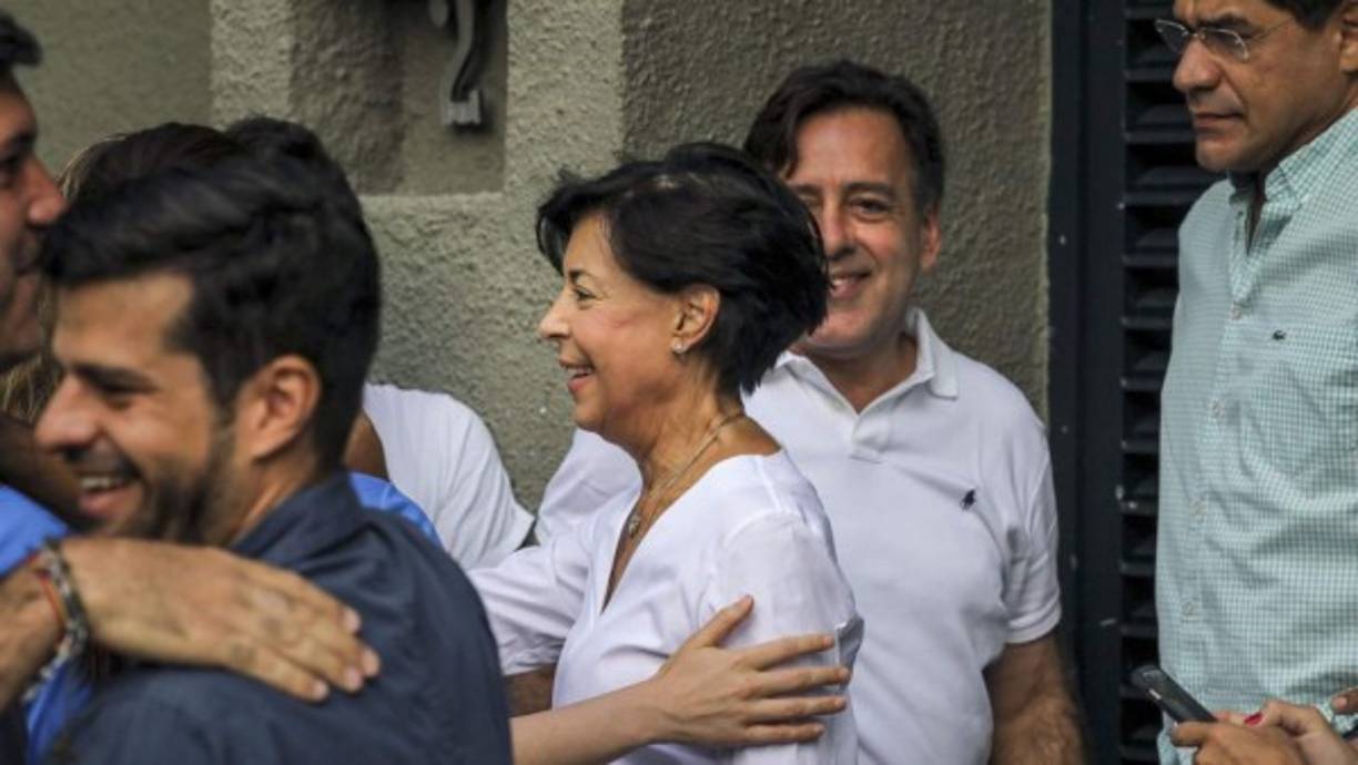 Antonieta de López, la madre de Leopoldo López, llegó a la casa del dirigente en Caracas.