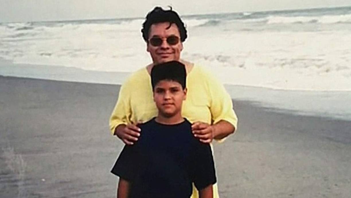 El divo de Juárez decidió que su hijo creciera 'como un niño normal' y, al igual que sus otros hijos, no lo expuso a su vida pública. Luis Alberto atesora los recuerdos que tiene de su padre. (Foto Univision).