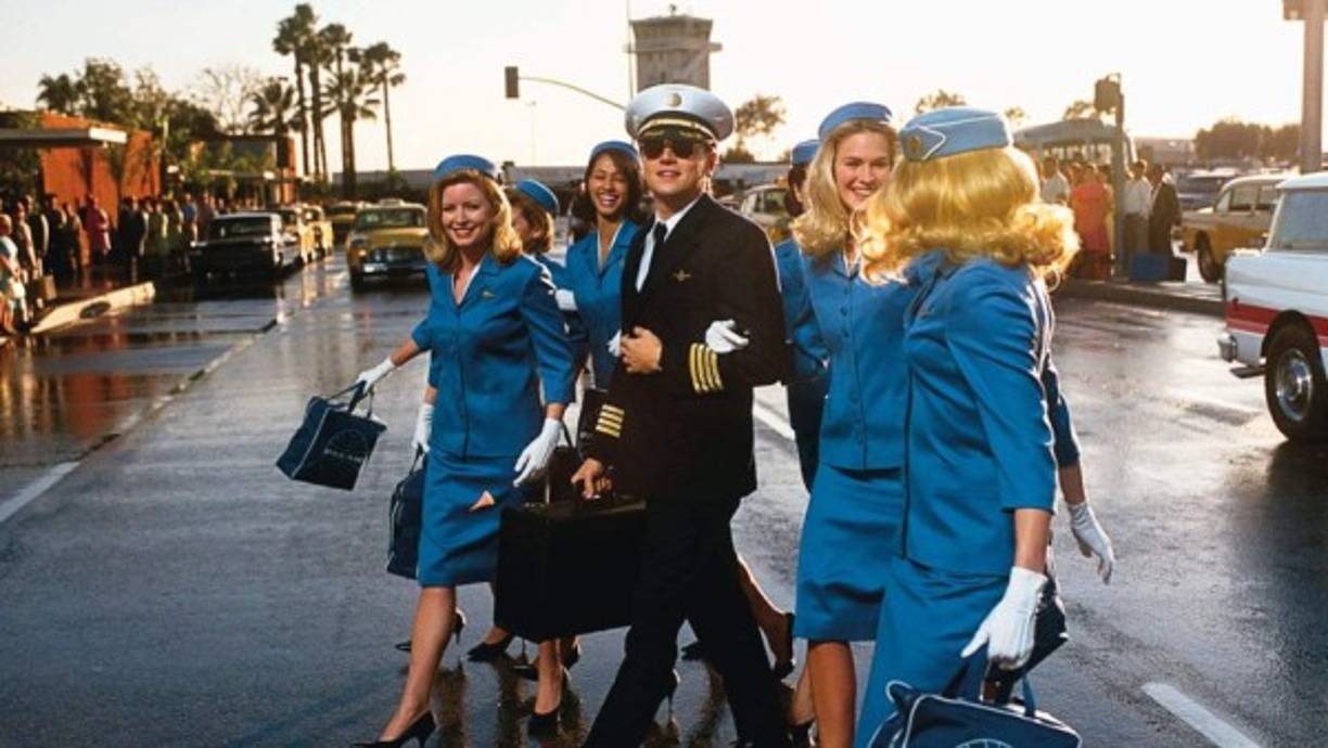 Atrápame si puedes <br/><br/>Esta película de Steven Spielberg, protagonizada por unos maravillosos Leonardo DiCaprio y Tom Hanks, te está esperando en Netflix para demostrarte que el Rey Midas de Hollywood sabe cómo hacer una buena comedia. Bueno, como si hubiese algo que no pueda hacer. Aquí, cuenta la historia real de un delincuente con facilidad para cambiar de identidad y un agente del FBI que parece incapaz de atraparlo.<br/><br/>
