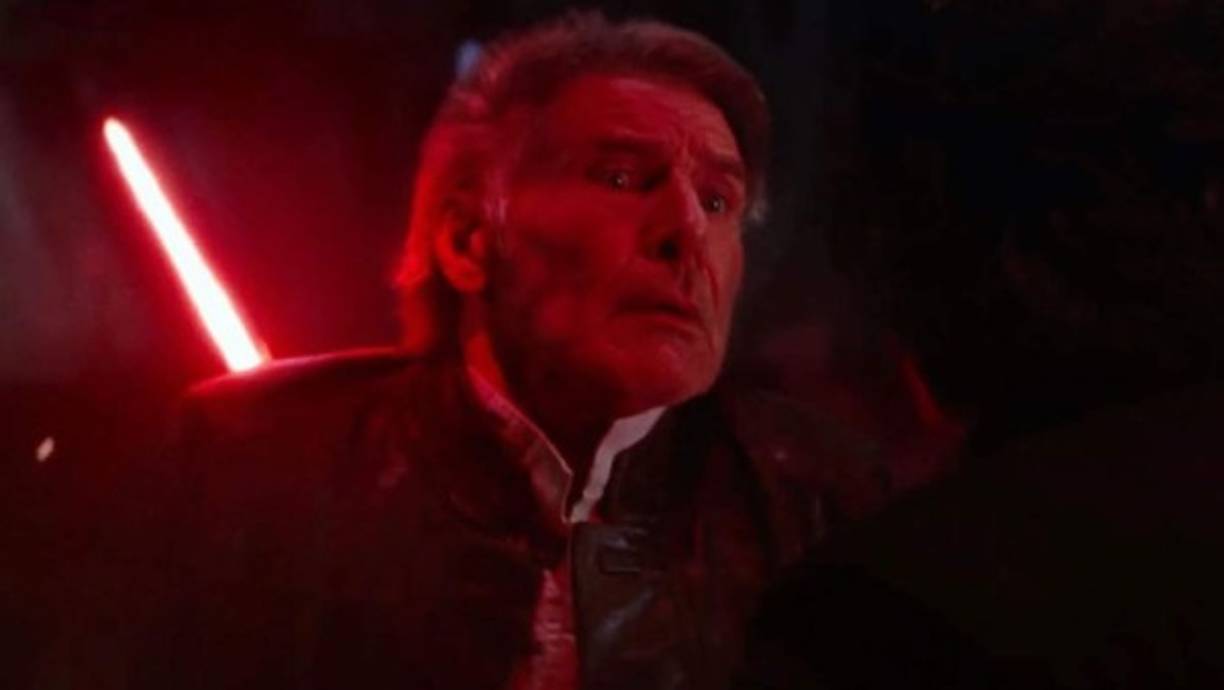 8- Finalmente Han confronta a Kylo en la base Starkiller, pidiéndole que regrese a casa. En un intento por ayudar a su hijo en su pelea interna entre la luz y el lado oscuro de la fuerza, Solo termina perdiendo la vida cuando Ren lo atraviesa con su espada láser.