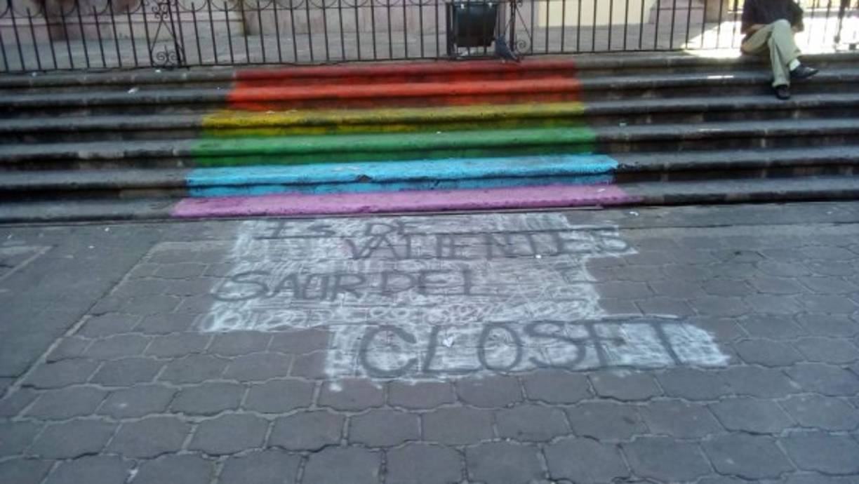 El 18 de noviembre de este año, también se dio un suceso similar pero en la catedral de San Pedro en San Pedro Sula, en esa ocasión, la bandera del orgullo gay apareció en las gradas de la iglesia situada en frente al parque central de la ciudad industrial de Honduras.