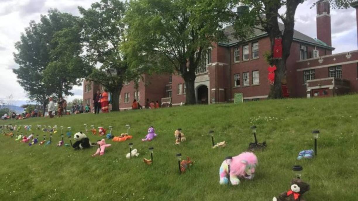 Las tumbas encontradas serán evaluadas en el correr de las próximas semanas para determinar el número final de víctimas cuyos restos se encuentran en el sitio.