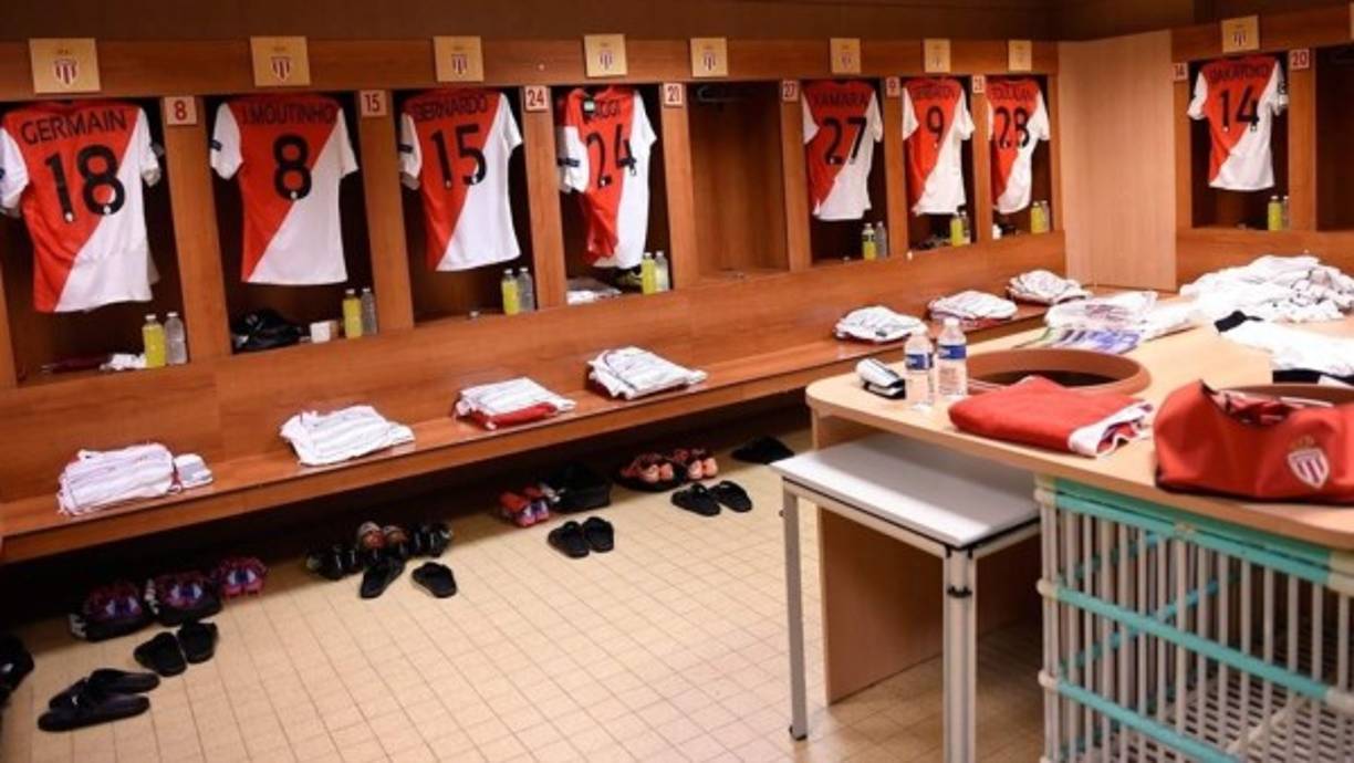 Stade Louis II (As Mónaco) - El equipo del principado tiene un estadio con una de las mejor localizaciones en Europa, se encuentra muy cerca de las costas francesas y las tomas aérea del recinto son hermosas. El vestidor no se queda corto y con la madera oscura como base, da un toque de seriedad al vestidor.