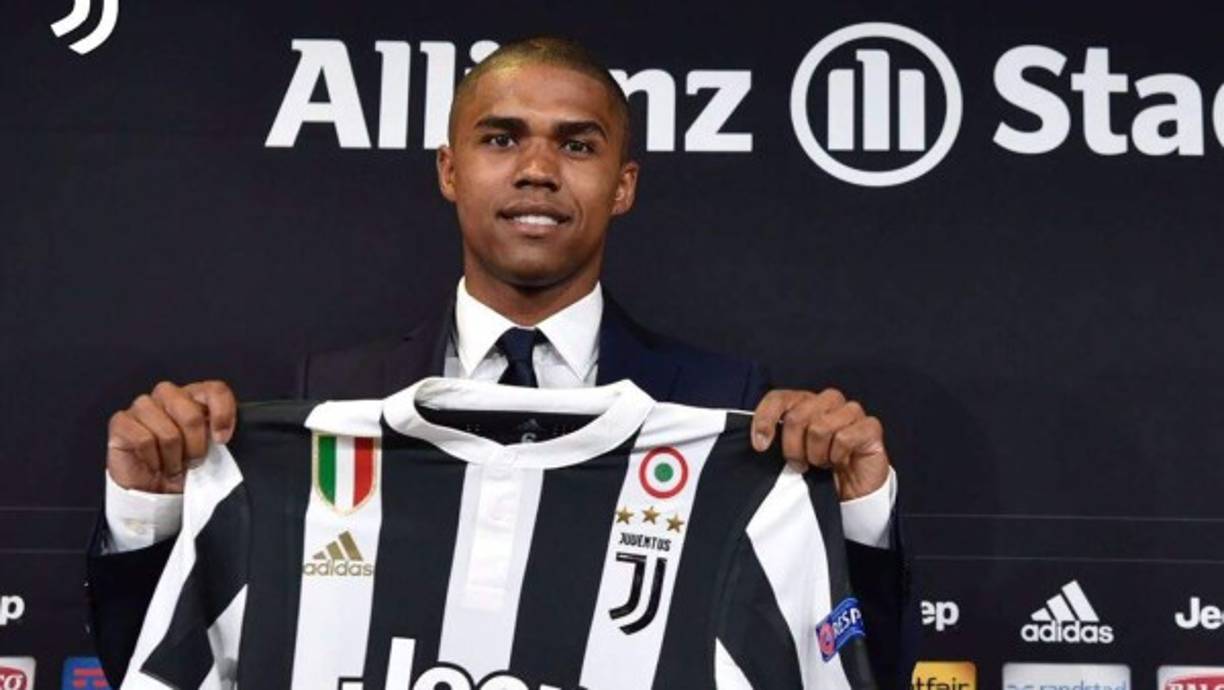 La Juventus se arrepiente del fichaje de Douglas Costa, quien llegó cedido este verano procedente del Bayern Múnich. Los motivos que llevan al técnico italiano Massimiliano Allegri a evitar el uso del jugador brasileño es la anarquía que demuestra sobre el campo, preocupándose más de atacar que defender, lo que rompe por completo el esquema defensivo que tantos éxitos le ha dado al conjunto bianconeri.
