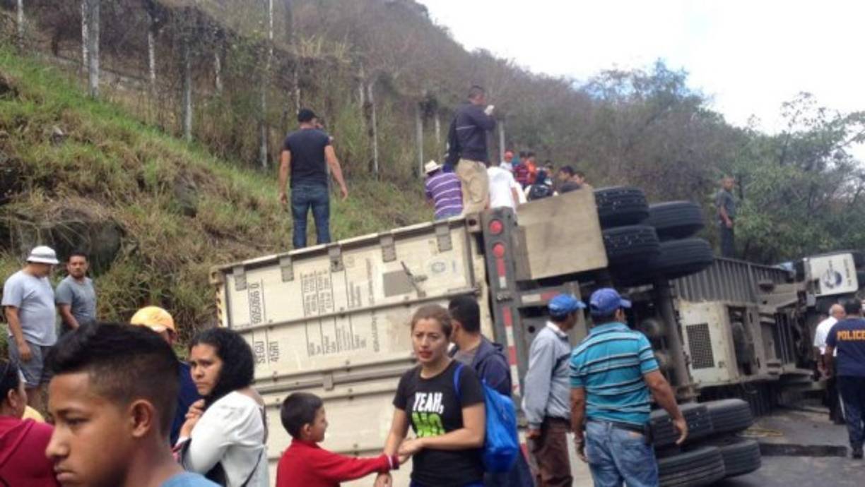 Una rastra impactó con un bus de servicio público en la carretera que comunica a Tegucigalpa con la zona sur de Honduras.