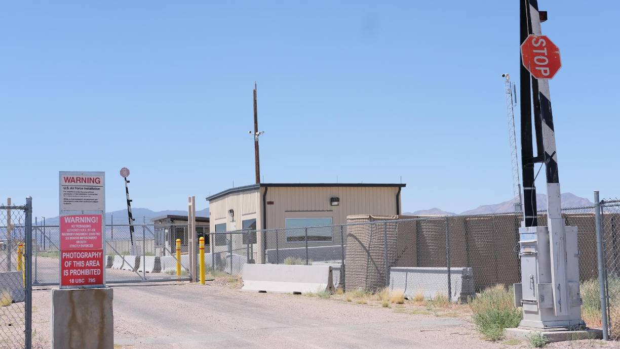 Y eso abre el camino a la “superación del estigma” según Jamie, un vaquero de 50 años que, como permite la legislación de Nevada, llegó pistola en ristre al bar del pueblo tras una jornada en su rancho. 