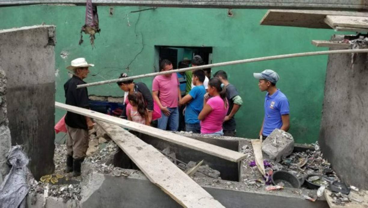 Vecinos ayudaron en las labores de rescate de las víctimas.
