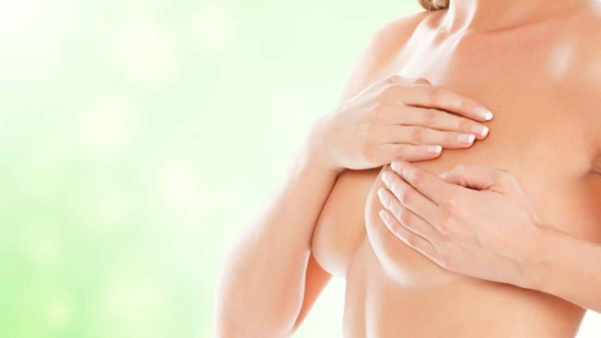 Endurecimiento o una masa en cualquier parte del cuerpo: Estos cánceres se presentan principalmente en los senos, los testículos, los ganglios linfáticos (glándulas) y en los tejidos blandos del cuerpo.