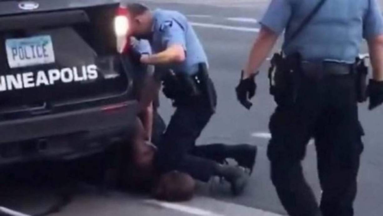 Según la legislación del estado de Minesota, el asesinato en segundo grado es el que ocasiona el fallecimiento de alguien sin intención mientras se inflige o se intenta infligir un daños y puede ser penado con no más de 40 años de prisión.<br/>