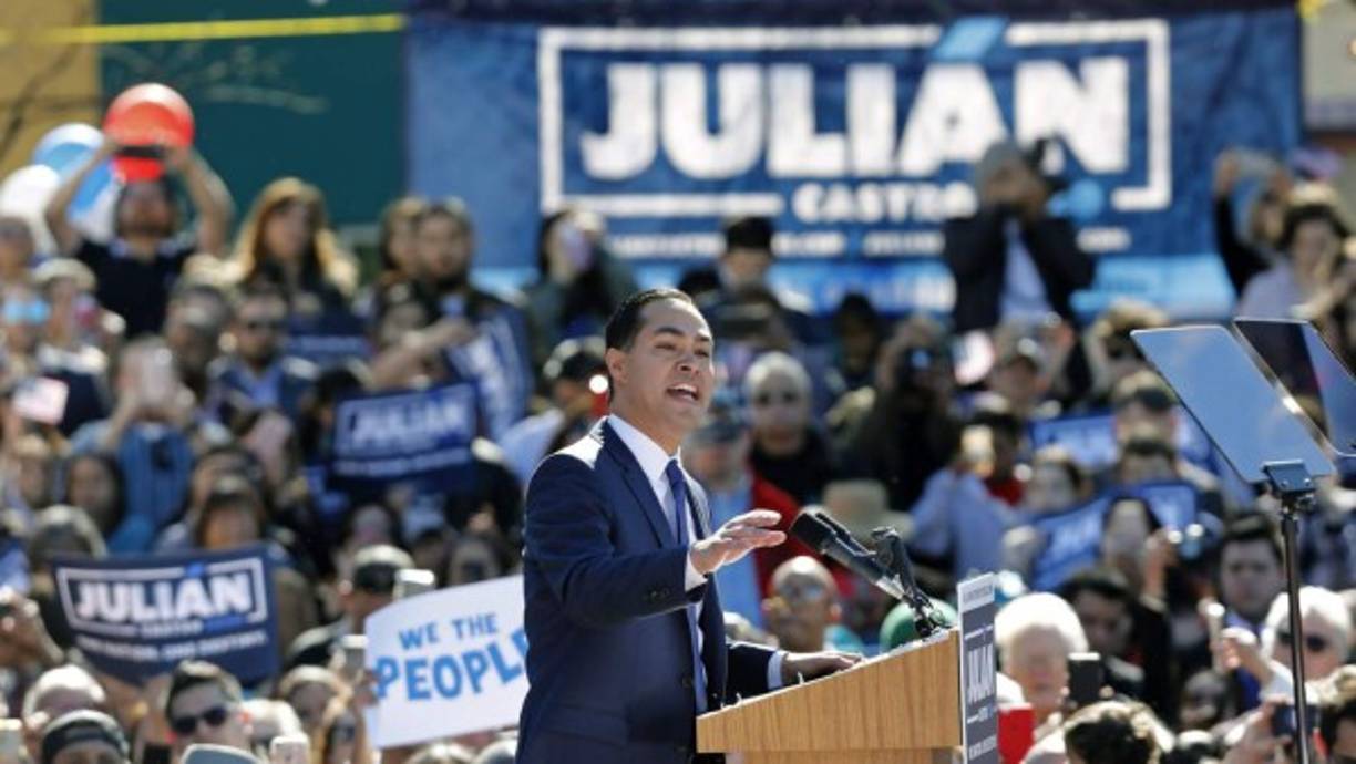 Julián Castro, único latino en las primarias, cuenta con una gran experiencia en el plano político. Llegó a ser considerado para acompañar a Hillary Clinton como vicepresidente en las elecciones de 2016. <br/><br/>Inició su carrera como funcionario tras ganar la alcaldía de San Antonio (Texas) y luego sirvió como exsecretario de Vivienda durante el Gobierno de Barack Obama. Entre sus propuestas destacan el acceso universal a la sanidad pública y la educación preescolar y (por supuesto) una amplia reforma migratoria.
