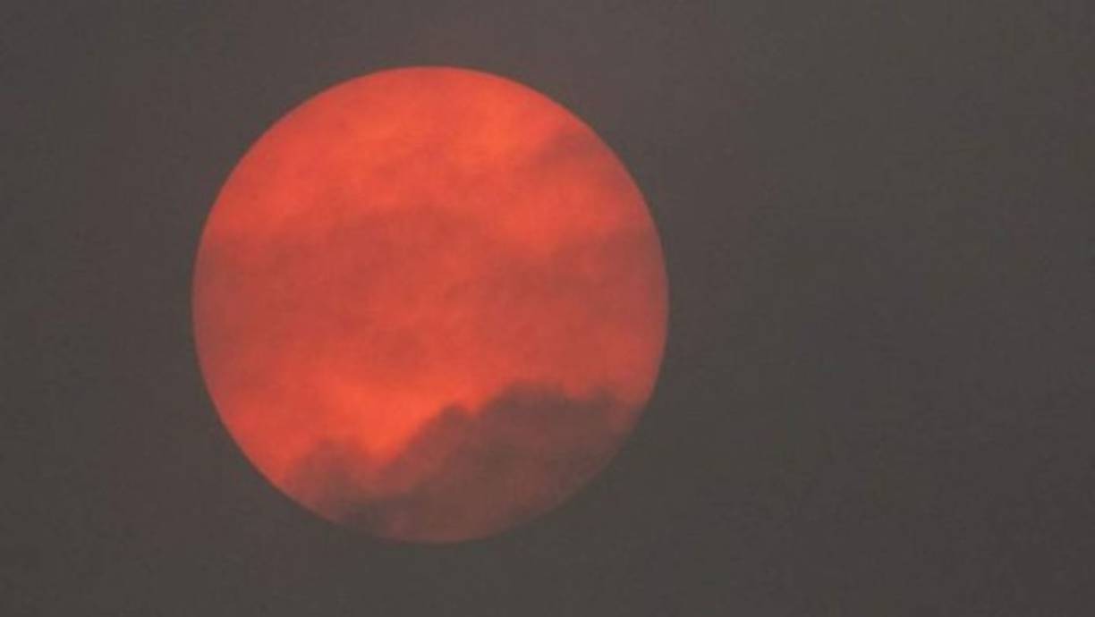 Sin embargo, los expertos afirman que la combinación de los residuos de los incendios y a la arena del desierto del Sahara, que este año ha viajado más al norte que nunca, fueron las verdaderas causas del extraño fenómeno.