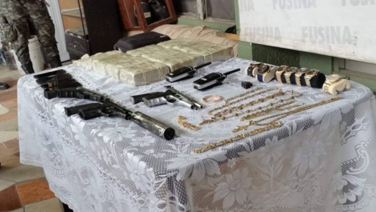 193 mil dólares, una hacienda y armas también se decomisaron en la operación.