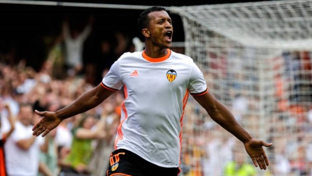 El portugués Nani está en al puerta de salida en el Valencia. Varios equipos se han interesado por él, entre ellos el Málaga y el Betis que lo verían como un buen refuerzo para el ataque. La Lazio de Italia también lo quiere para cubrir la marcha de Keita Baldé al Mónaco.