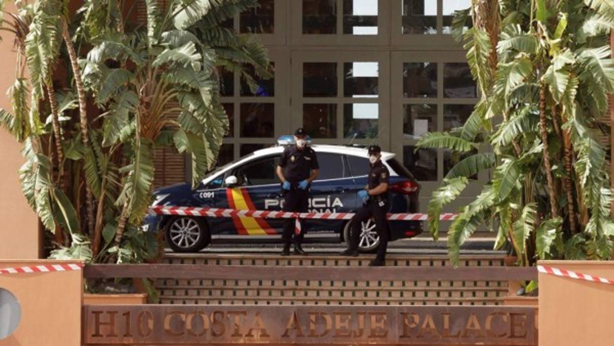 GRAFCAN1659. SANTA CRUZ DE TENERIFE (ESPAÑA), 25/02/2020.-Miembros de la Policía Nacional custodian la entrada del hotel en el municipio tinerfeño de Adeje, hoy martes, cuyos clientes y trabajadores se encuentran en vigilancia sanitaria, tras dar positivo en coronavirus de Wuhan un ciudadano italiano que se hospedaba en el establecimiento.- EFE/Ramón de la Rocha