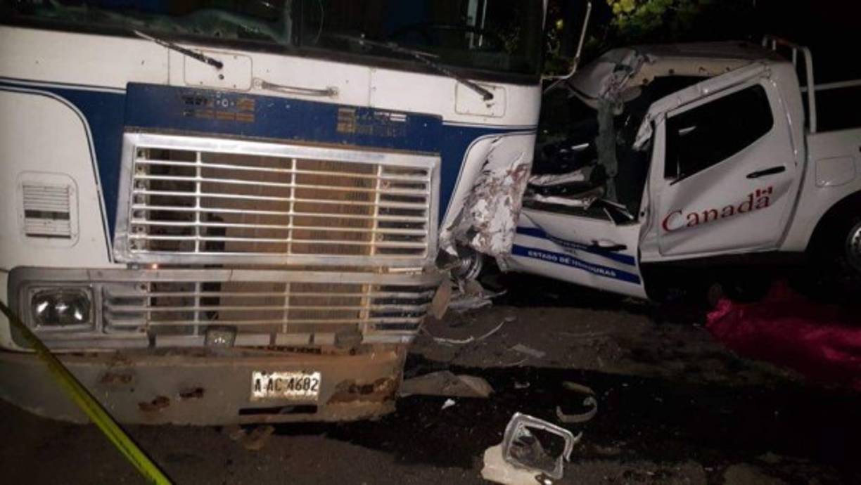 27, junio, 2018. Un accidente entre una rastra y un carro tipo pick up, doble cabina, dejó al menos dos personas muertas y dos heridos.<br/>El hecho ocurrió en la CA-4, a la altura de la aldea San José, donde el carro liviano se estrelló en el equipo pesado, por lo que en el lugar reportaron la muerte de una persona que viajaba en el pick up y los otros ocupantes resultaron heridos.<br/>