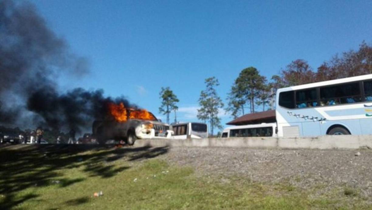 La Policía investiga si protestantes incendiaron un vehículo de la concesionaria Covi por Zambrano.