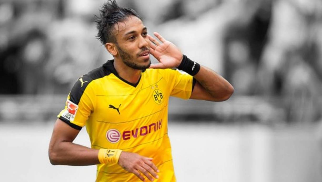 El nombre del delantero del Borussia Dortmund, Pierre-Emerick Aubameyang, vuelve a relacionarse con el del Real Madrid. El atacante gabonés sonó con fuerza en los inicios del mercado estival para reforzar el club blanco y ahora vuelve a escena. Según informa ‘Marca’, el futbolista habría trasladado su voluntad de vestir de blanco. El del Borussia Dortmund habría manifestado su postura a Rheinhard Rauball, presidente del club alemán, y a Micheal Zorc, director deportivo. Dice que le prometió a su abuelo que algún día luciría de blanco madridista y el francés sigue empeñado en cumplir con su promesa.